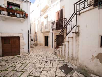 Raggiungiamo il laboratorio di Vincenzo nel centro storico di Putignano, in via Bruni 114